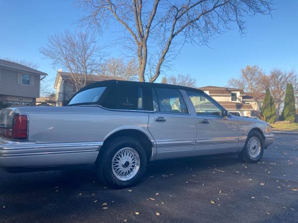 1991 Linclon town car signature series runs and looks excellent -... for sale in Glendale Heights, IL – photo 6