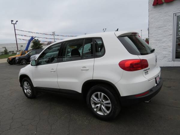 2012 Volkswagen Tiguan SE - - by dealer - vehicle for sale in Rockford, IL – photo 5