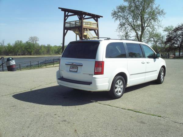 2010 Chrysler Town & Country - - by dealer - vehicle for sale in Chillicothe, IL – photo 3