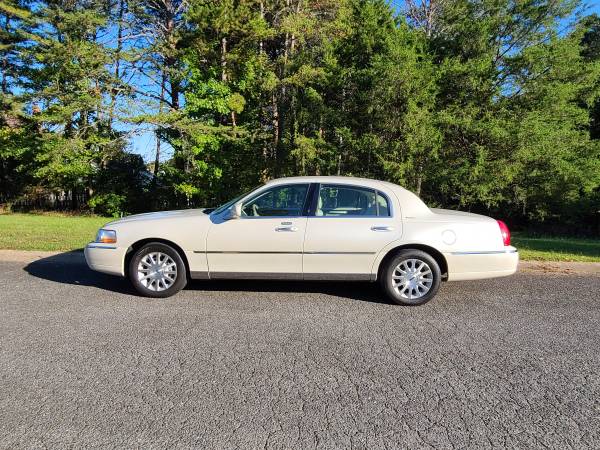 2007 LINCOLN TOWN CAR Signature ONE OWNER LOW MILES EXCELLENT COND.... for sale in Charlotte, NC – photo 2