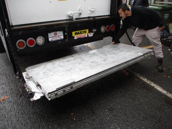 2014 Isuzu NPR 23 FOOT BOX TRUCK, GAS, 67K MILES - cars & trucks -... for sale in South Amboy, NY – photo 6