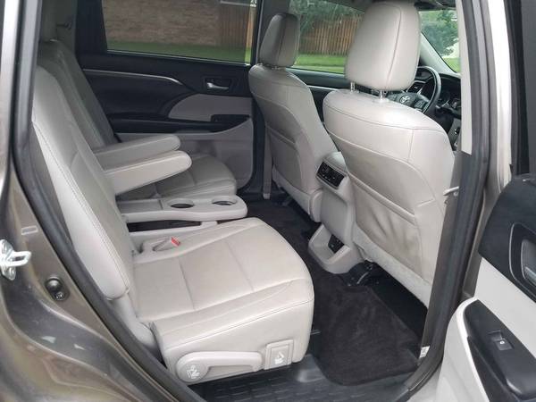 2017 Toyota Highlander LIMITED Platinum, Third Row Seat, Like NEW! -... for sale in Jacksonville, FL – photo 16