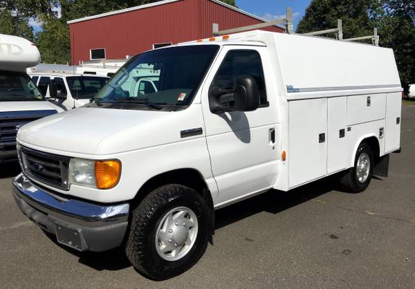 2007 FORD E350 11FT READING UTILITY BODY VAN LADDER RACK CLEAN NICE for sale in western mass, MA – photo 2