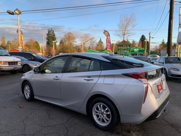 ▪︎☆●☆▪︎2017 Toyota Prius TWO 1-OWNER 49MPG 35K LOW MILES LIKE NEW -... for sale in Lynnwood, WA – photo 3
