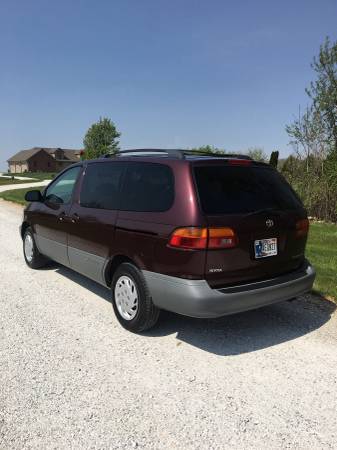 2000 Toyota Sienna LE! Cleanest for sale in Battle Ground, IN – photo 2