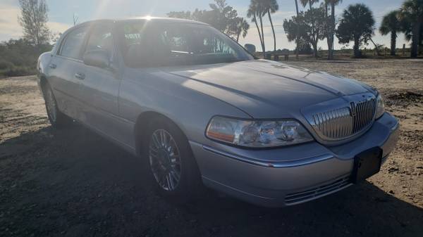 09 Lincoln Towncar looks sharp for sale in Crystal River, FL – photo 2