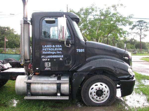 Freightliner - cars & trucks - by owner - vehicle automotive sale for sale in Fort Pierce, FL – photo 2