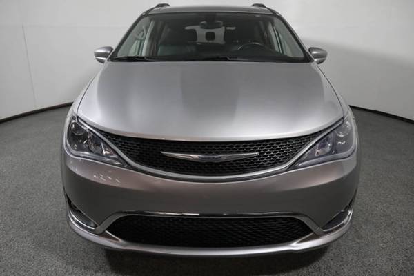 2017 Chrysler Pacifica, Billet Silver Metallic Clearcoat for sale in Wall, NJ – photo 8