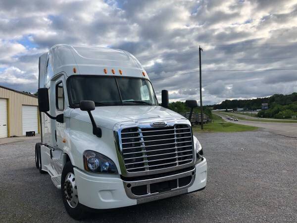 2017 Freightliner Cascadia! Low miles, clean truck for sale in Knoxville, PA – photo 3