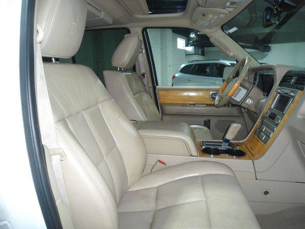 2010 LINCOLN NAVIGATOR LUXURY - FINANCING AVAILABLE-Indoor Showroom! for sale in PARMA, OH – photo 19