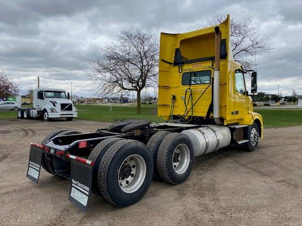 2016 Volvo VNL64T300 Day Cab Tractor 86149JS - - by for sale in Fond Du Lac, WI – photo 3