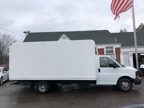 💥14 Dually Box Truck-Runs 100%Clean CARFAX/Super Deal💥 - cars &... for sale in Boardman, OH – photo 3