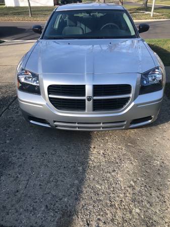 2005 Dodge Magnum Only 39k miles - cars & trucks - by owner -... for sale in Schaumburg, IL – photo 4
