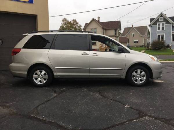 2004 Toyota Sienna LE 7 Passenger 4dr Mini Van for sale in Watertown, WI – photo 16