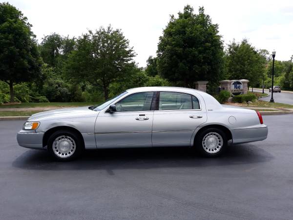 2002 Lincoln Town Car - cars & trucks - by dealer - vehicle... for sale in Bloomington, IN – photo 3