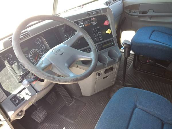 Semi truck Freightliner 2005 - cars & trucks - by owner - vehicle... for sale in Oneco, FL – photo 3