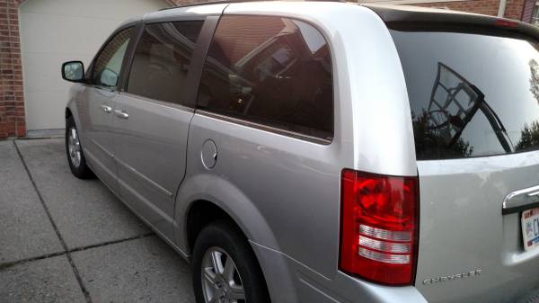 2010 Chrysler Town and Country for sale in Cincinnati, OH – photo 4