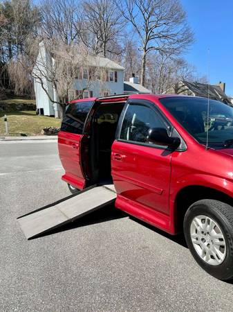 Beautiful and well maintained van with wheelchair accessability for sale in Waterbury, CT – photo 2