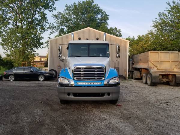 2004 Freightliner Columbia for sale in Manhattan, IL – photo 2