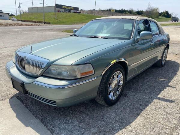 2005 Lincoln Town Car Signature 4dr Sedan - - by for sale in Valley Falls, KS – photo 4