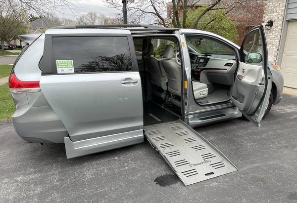 Toyota Sienna XLE BraunAbility Conversion Van - - by for sale in Frankfort, IL – photo 2