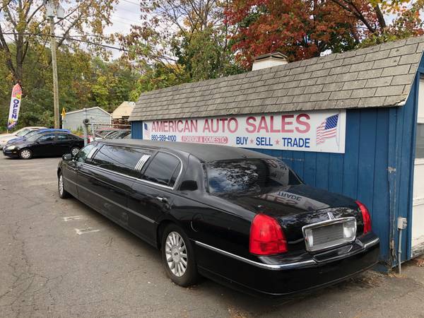 2005 Lincoln Town Car Executive Limo (194K, V8, AT, LED Lighting) for sale in Bristol, CT – photo 2