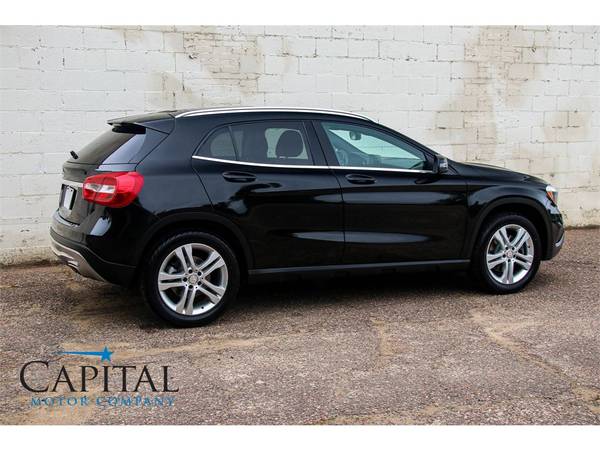 Sporty Crossover w/Nav, KEYLESS GO and Panoramic Roof! Mercedes GLA 25 for sale in Eau Claire, IA – photo 4