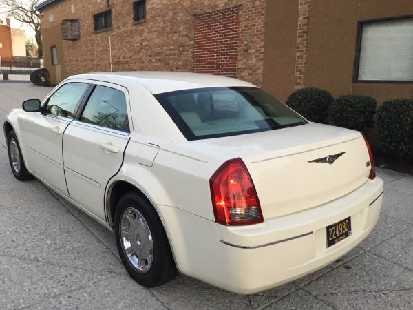 2006 Chrysler 300 Touring 3 5 Loaded runs & Looks like new only for sale in Washington, District Of Columbia – photo 7