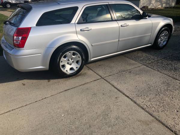 2005 Dodge Magnum Only 39k miles - cars & trucks - by owner -... for sale in Schaumburg, IL