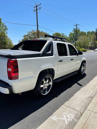 Clean Chevy Avalanche for sale in Santa Maria, CA – photo 3