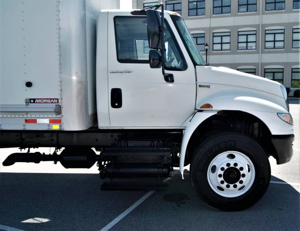 2012 International 4300 26ft Box Truck DT466 A/T Side Door Air Ride for sale in Emerald Isle, FL – photo 4