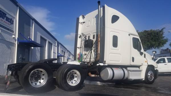 2012 Freightliner Cascadia-manual - - by dealer for sale in Hialeah, FL – photo 9