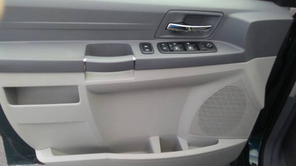 2009 Chrysler Town & Country with Overhead DVD Player for sale in Springfield, IL – photo 10