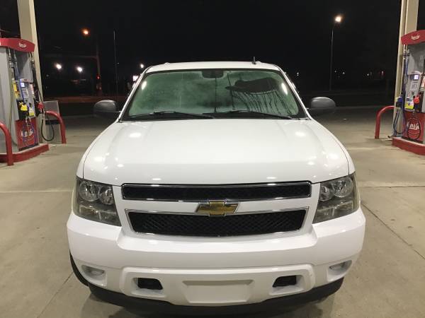 White 2007 Chevy Avalanche LS 4X4 Truck - cars & trucks - by dealer... for sale in Dallas Center, IA – photo 2