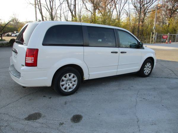 2008 CHRYSLER TOWN AND COUNTRY - cars & trucks - by owner - vehicle... for sale in Highland Park, IL – photo 3