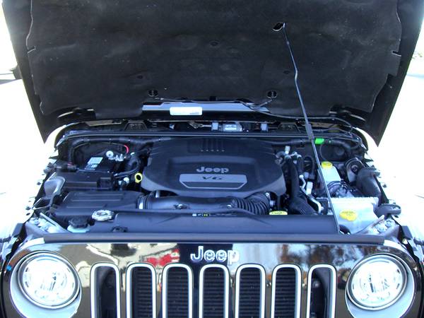 ► 2017 JEEP WRANGLER UNLIMITED SAHARA 4x4 with ONLY 35k MILES !!! -... for sale in Feeding Hills, MA – photo 9