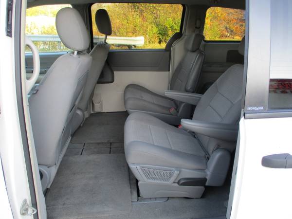 2008 CHRYSLER TOWN AND COUNTRY - cars & trucks - by owner - vehicle... for sale in Highland Park, IL – photo 8