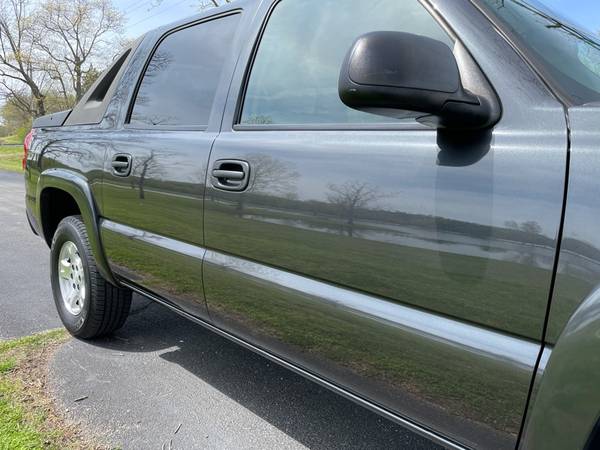 2005 Chevy Avalanche ONE OWNER! LIKE NEW! 4x4! - - by for sale in Forsyth, MO – photo 10