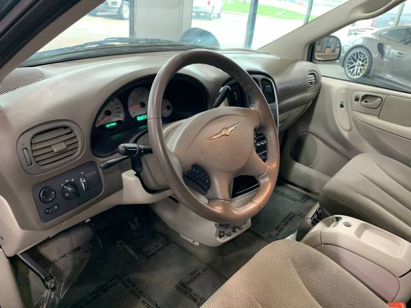 2006 Chrysler Town and Country Touring - - by dealer for sale in Springfield, IL – photo 8