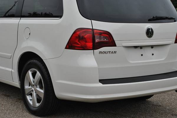 2010 VOLKSWAGEN ROUTAN SE WITH RSE RUST FREE DUAL SCREEN REAR SEAT... for sale in Flushing, MI – photo 19