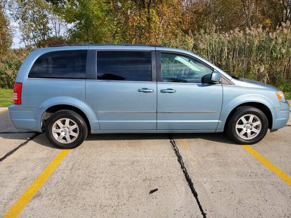 2010 Chrysler Town and Country Touring for sale in Chesterfield, MI – photo 3
