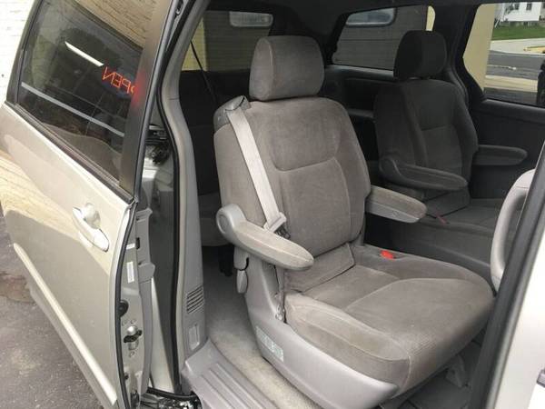 2004 Toyota Sienna LE 7 Passenger 4dr Mini Van for sale in Watertown, WI – photo 5