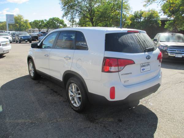 2014 Kia Sorento LX FWD - cars & trucks - by dealer - vehicle... for sale in Sioux City, IA – photo 3