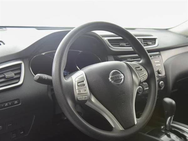 2015 Nissan Rogue S Sport Utility 4D hatchback Silver - FINANCE ONLINE for sale in Detroit, MI – photo 2