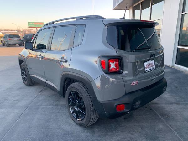 2020 Jeep Renegade Altitude FWD Sting-Gray Cle for sale in Omaha, NE – photo 5