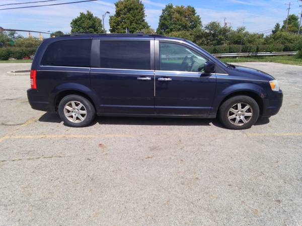 2008 Chrysler Town & Country, Very Reliable, Runs Great for sale in Columbus, OH