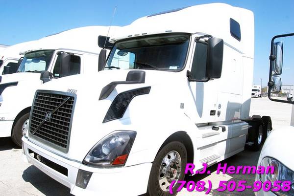 2015 Volvo VNL64T-670 Tandem Axle Sleeper for sale in Willow Springs, IL – photo 2