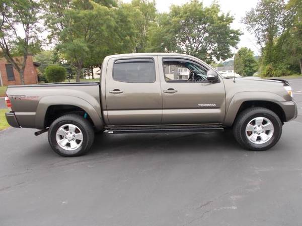2015 Toyota Tacoma 4WD DOUBLE CAB V6 TRD SPORT - cars & trucks - by... for sale in Cohoes, NY – photo 8