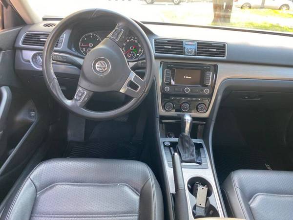 2014 Volkswagen Passat 2.0L TDI SE 4dr Sedan 6A w/Sunroof and... for sale in Maywood, IL – photo 14
