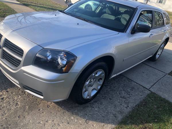 2005 Dodge Magnum Only 39k miles - cars & trucks - by owner -... for sale in Schaumburg, IL – photo 2
